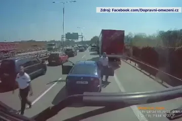 Policisté vyčinili řidiči kamionu, který tvořil uličku. Oficiální místa zásah nechtějí komentovat