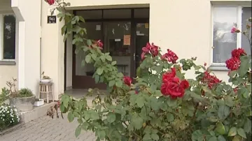 Vchod domu v Brně-Juliánově, kde došlo k útoku pedofila