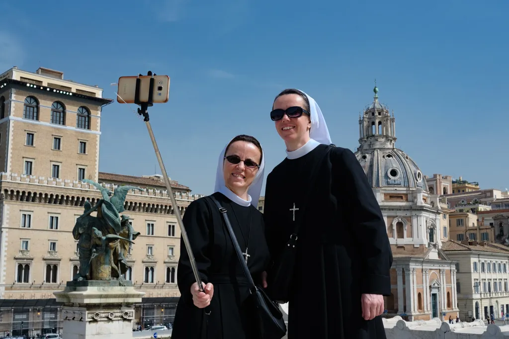 Jeptišky na výletě (kategorie Pouliční fotografie). Fotografovala jsem na zakázku jeptišky v Římě a v poslední den jsem narazila na tyhle dvě, jak si ve slunečních brýlích dělají selfie. Mám ten obrázek moc ráda, protože ukazuje, že jeptišky jsou stejné jako my ostatní.