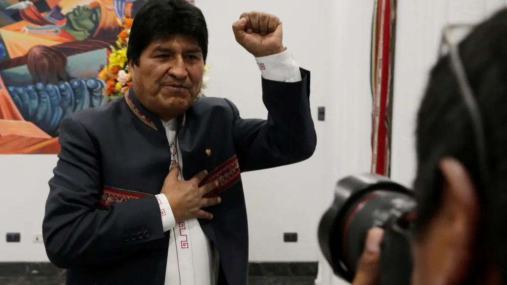Evo Morales oslavující vítězství