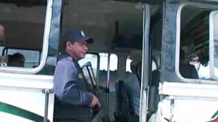 Salvadorské autobusy hlídá armáda a policie