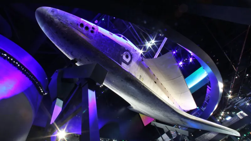 Raketoplán Atlantis jako hlavní exponát výstavy v Kennedyho vesmírném středisku na Floridě