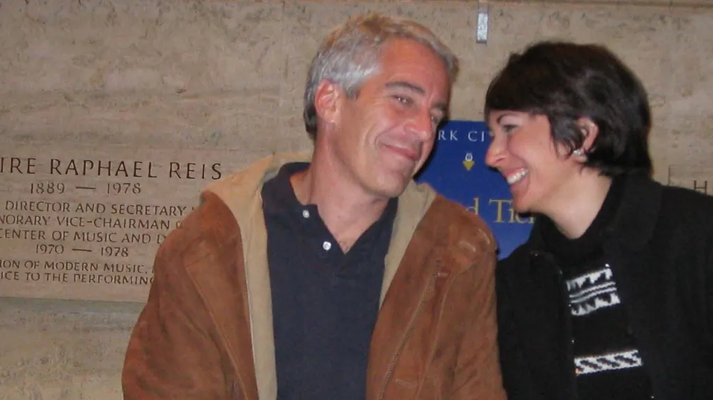Jeffrey Epstein a Ghislaine Maxwellová na archivním snímku, který posloužil v roce 2021 jako důkazní materiál