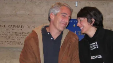 Jeffrey Epstein a Ghislaine Maxwellová na archivním snímku, který posloužil v roce 2021 jako důkazní materiál