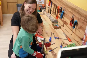 Pracovat s pilkou a kladívkem se děti v Holešově učí už od školky