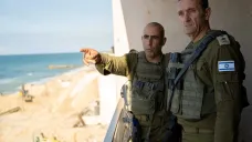Náčelník izraelského generálního štábu Herci Halevi (vpravo) při návštěvě vojáků bojujících s Hamásem