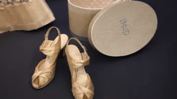 Součástí výstavy jsou i saténové boty na vysokém podpatku, v nichž se královna Alžběta II. v roce 1947 vdávala