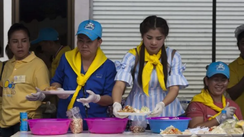 Další dobrovolníci připravují jídlo,  Autor: Adryel Talamantes,  Zdroj: ČTK/ZUMA