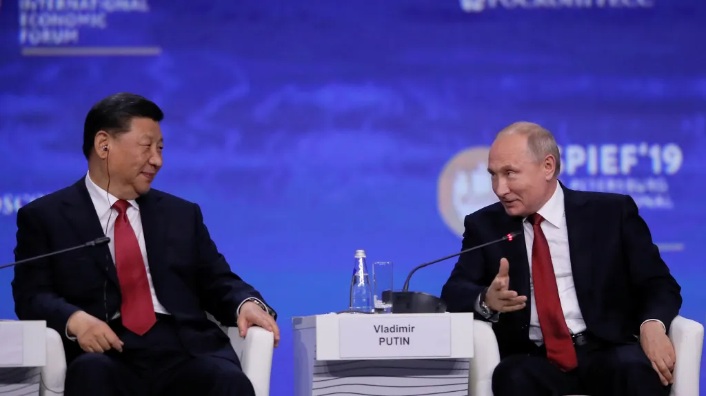 Čínský prezident Si Ťin-pching a ruský prezident Vladimir Putin na konferenci v Petrohradu