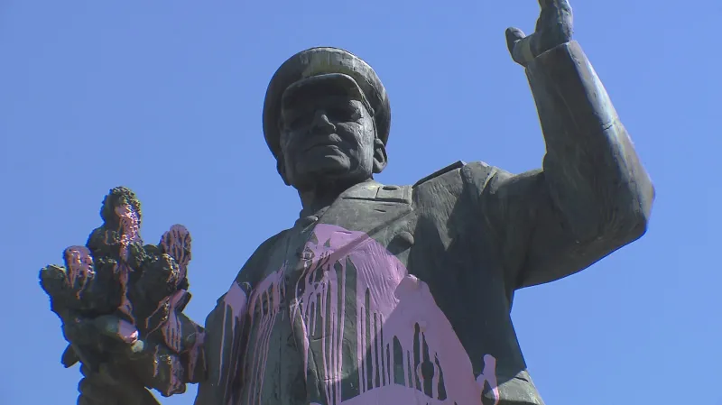 Socha maršála Koněva politá barvou