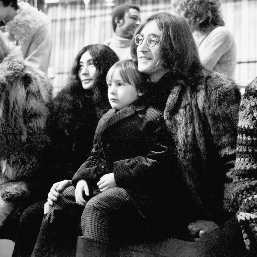 Lennon byl dvakrát ženatý. Jeho první ženou byla Cynthia Powellová. Na fotografii je se svou druhou ženou Yoko Ono a synem z prvního manželství Julianem. S Yoko Ono se jim v roce 1975 narodil syn Sean. Zajímavostí je, že Sean se narodil ve stejném datu jako John, tedy 9. října