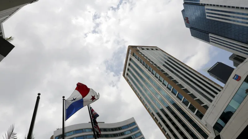 Události ČT: Podle dokumentů Panama Papers si v daňových rájích ukrývají peníze světoví lídři i podnikatelé