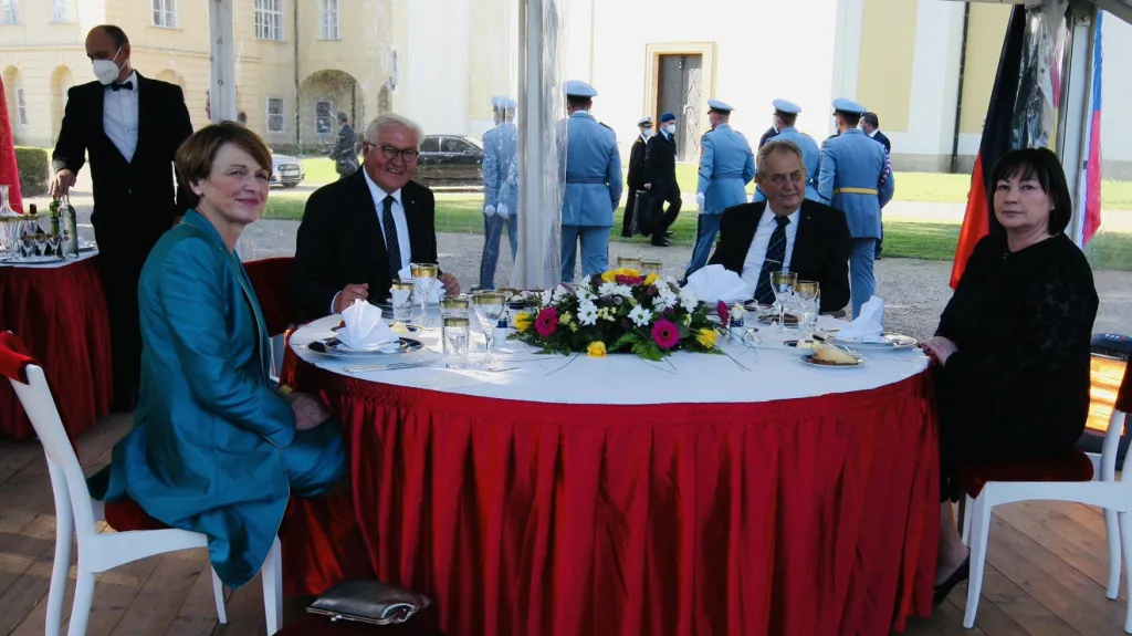 Steinmeier a Zeman s partnerkami v Lánech