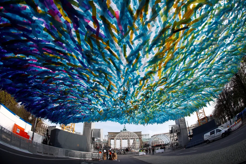 Pohled na instalaci „Visions in Motion“ vyrobenou z 30 tisíc stuh, na kterých jsou napsány přání lidí u příležitosti pádu Berlínské zdi. Dílo je umístněno kousek od Braniborské brány v Berlíně
