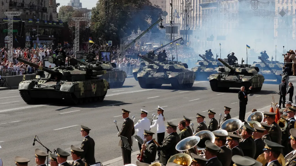 Duchovní v Kyjevě sledují vojenskou přehlídku