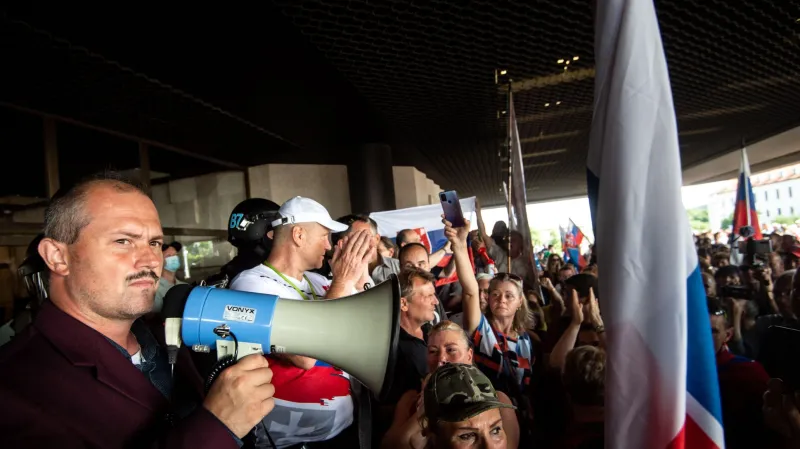 Skandující dav se shromáždil před budovou slovenského parlamentu