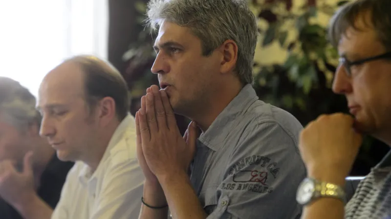 Zdeněk Hruška (druhý zprava) na tiskové konferenci Herecké asociace k dabingu