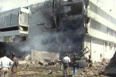 Před dvaceti lety al-Káida poprvé šokovala svět. U amerických ambasád odpálila auta plná výbušnin