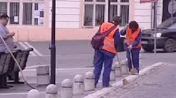 Lidé uklízejí veřejné prostory