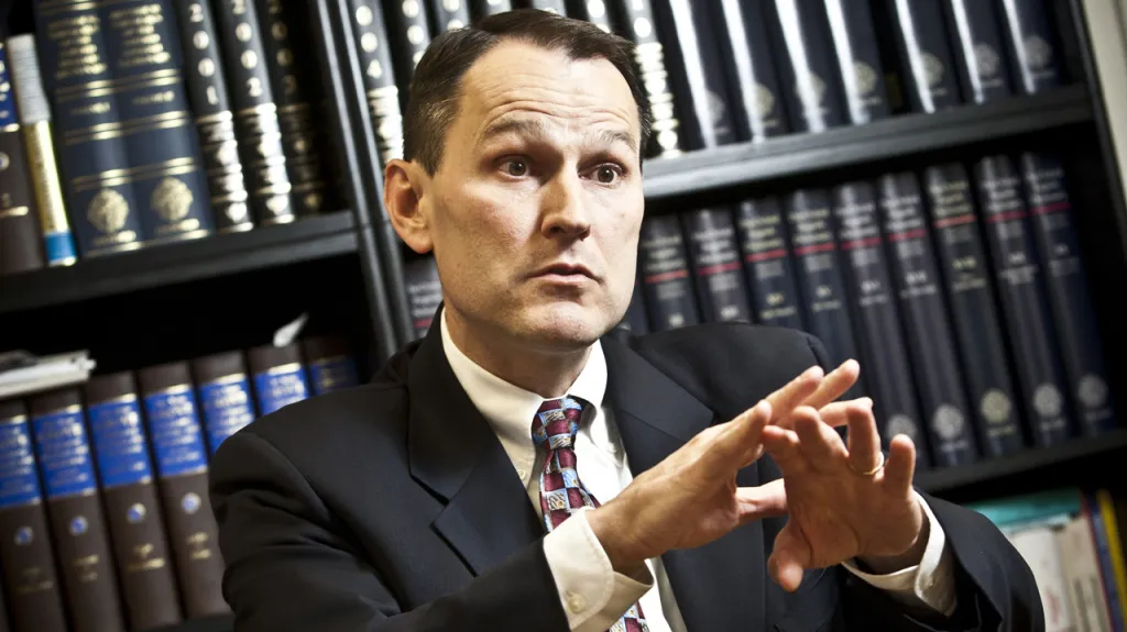 Americký komentátor Erik Best