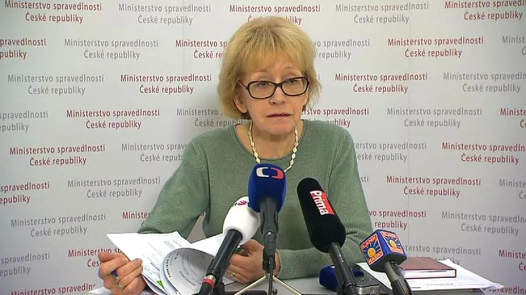 Helena Válková se soudním spisem útočnice ze Žďáru