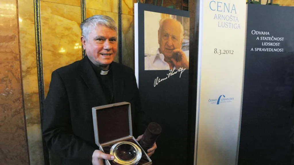 Václav Malý s Cenou Arnošta Lustiga