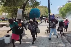 Gangy na Haiti nemají slitování. Místní před nimi prchají, zahraniční vlády evakuují občany