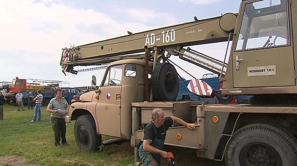 Zájemci si prohlížejí armádní autojeřáb