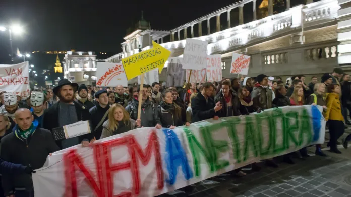 Maďaři protestovali proti zdanění internetu