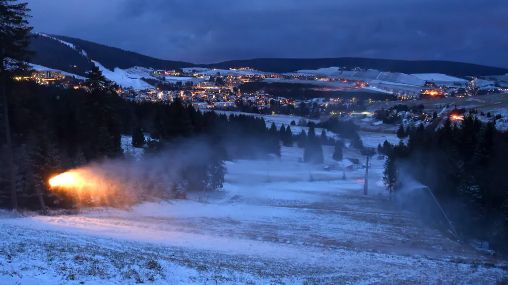 V Krušných horách nasněžilo, část sněhu je ale umělá