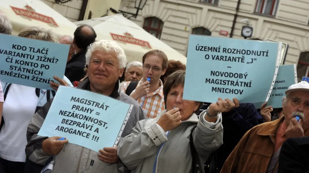 Demonstrace proti silničnímu okruhu přes Suchdol