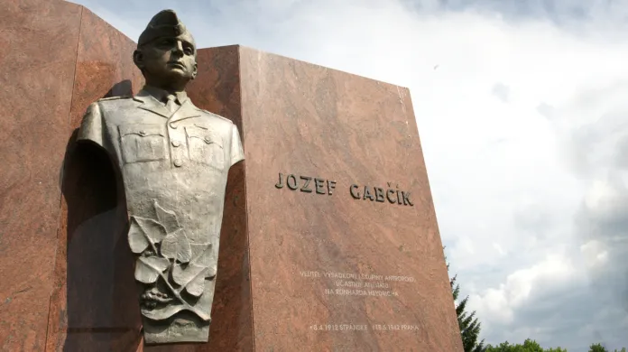 Socha Jozefa Gabčíka před kasárnami 5. pluku zvláštního určení