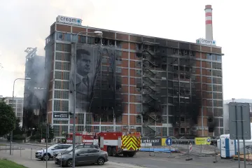 Hasiči se zatím ve Zlíně nemohou dostat blíže k troskám budovy, zásah pokračuje