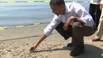 Barack Obama na pláži zasažené ropou