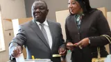 Morgan Tsvangirai s manželkou Elizabeth Machekaovou u volební urny