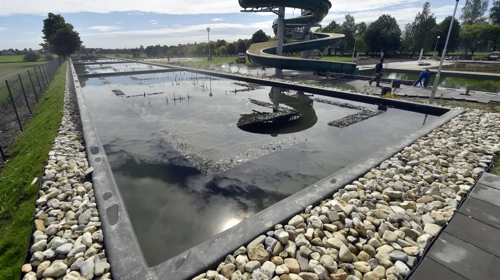 Koupaliště ve Studénce se po rekonstrukci změnilo na biotop