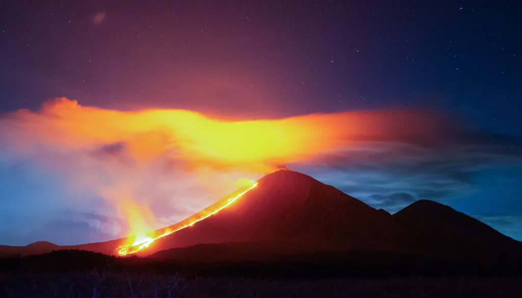 Cindy Lorenzová, Guatelama: Sopka Pacaya

Lentikulární mrak nad sopkou Pacaya vzniká, když vlhký vzduch stoupá po svazích sopky, ochlazuje se a kondenzuje, čímž vytváří strukturu podobnou čočce nebo disku