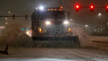 Sněžný pluh odklízí silnice v Oklahoma City, 23. ledna 2026