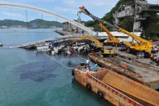 Po pádu mostu na Tchaj-wanu našli těla čtyř obětí. Dva lidé se stále pohřešují