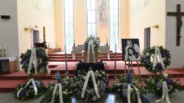 Poslední rozloučení s hercem Josefem Abrhámem se konalo v pražském kostele sv. Anežky České