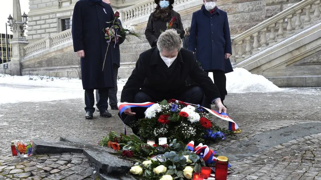 Představitelé Senátu položili květiny u památníku Jana Palacha