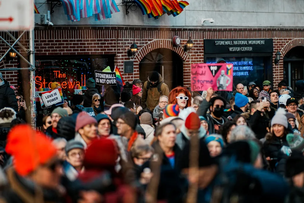 Navrácení duhové vlajky na Národní památník Stonewall