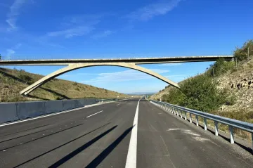 Obchvat Loun je hotový. Do konce roku se má otevřít i další úsek D7 na obchvatu Chlumčan