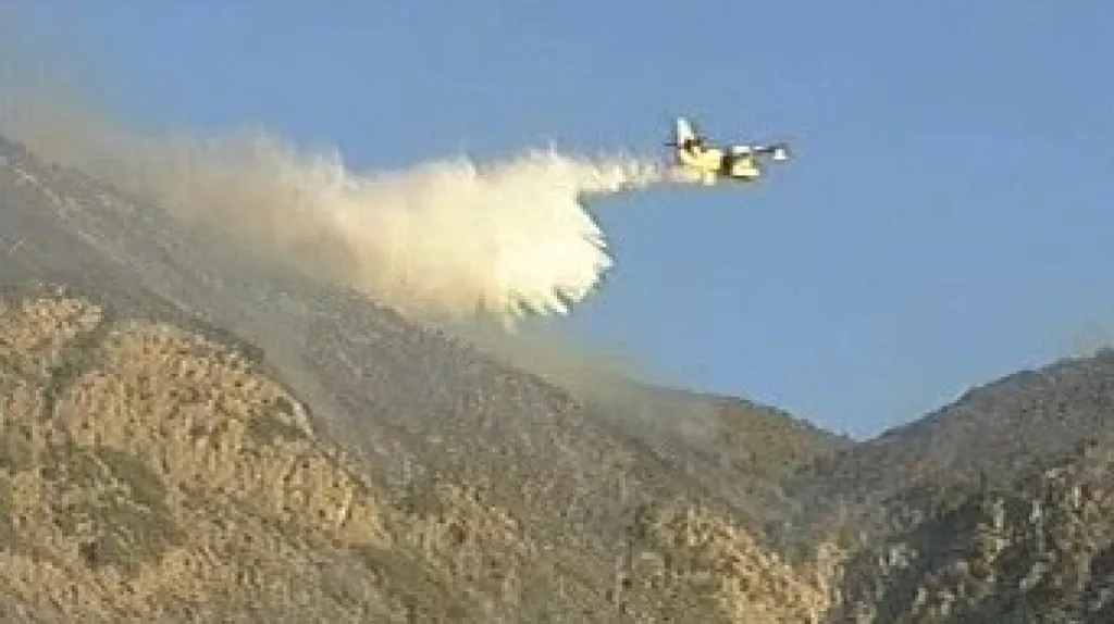 Letadlo hasí hořící porost