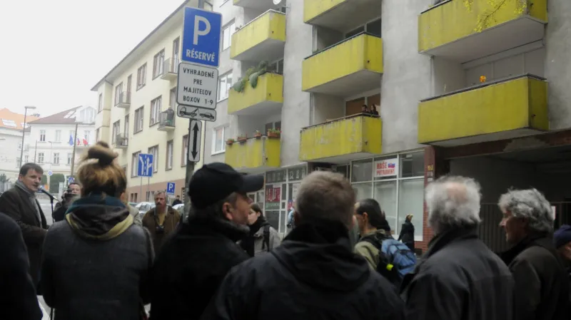 Symbolická blokáda bytu Alojze Lorence