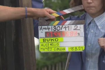 „Přijmout, co přijde, a žít s tím,“ poodhaluje Alice Nellis motiv svého nového filmu. Temná komedie má za sebou první klapku