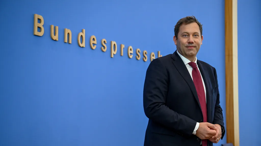Německý ministr financí Lars Klingbeil představil návrh rozpočtu na příští rok