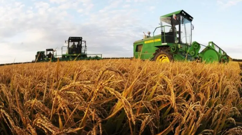 Události: Poslanci odsouhlasili zdražení cigaret a zelenou naftu