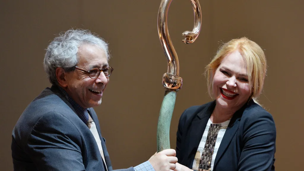 Andrew Lass přebírá od Dagmar Havlové Cenu Vize 97