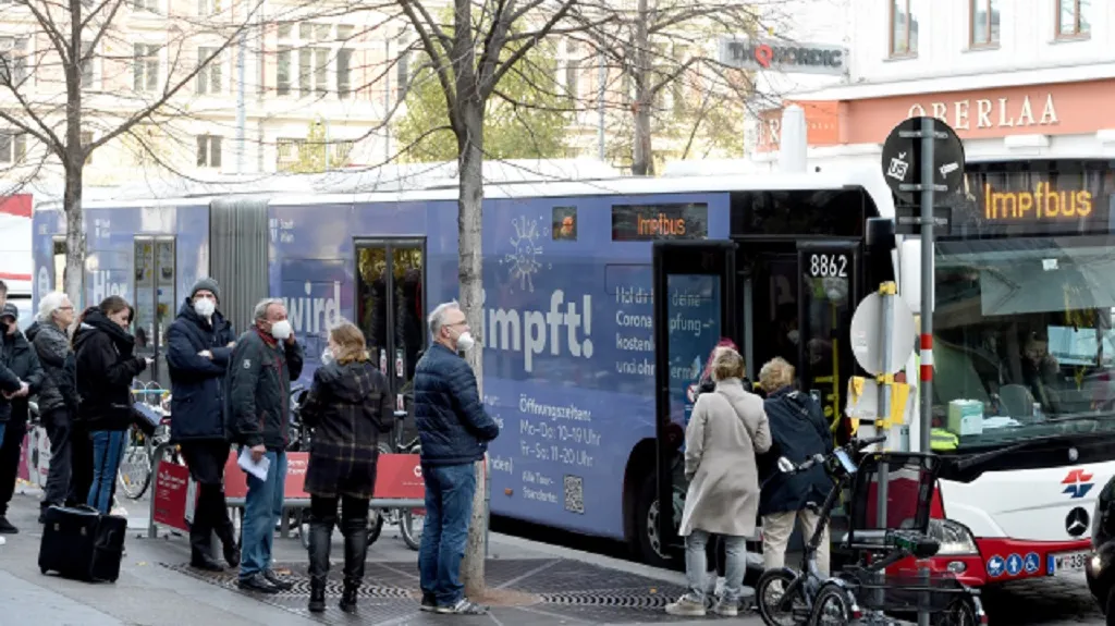 Fronta před očkovacím autobusem ve Vídni